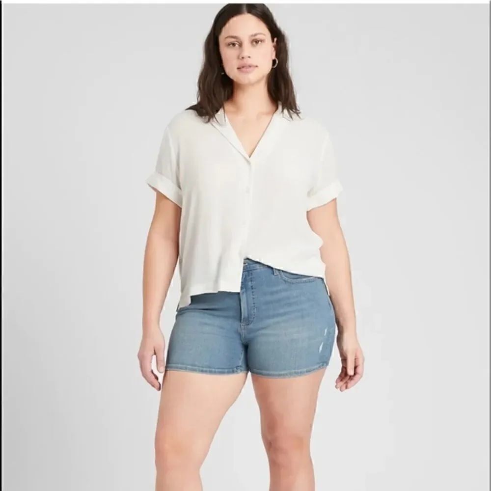 Banana Republic light Wash Destructed Denim Shorts 4 inches inseam